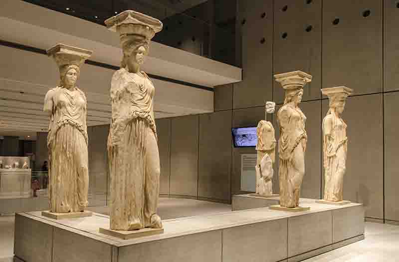 54 - Grecia - Atenas - museo de la Acropolis - Erecteion - portico de Las Cariatides